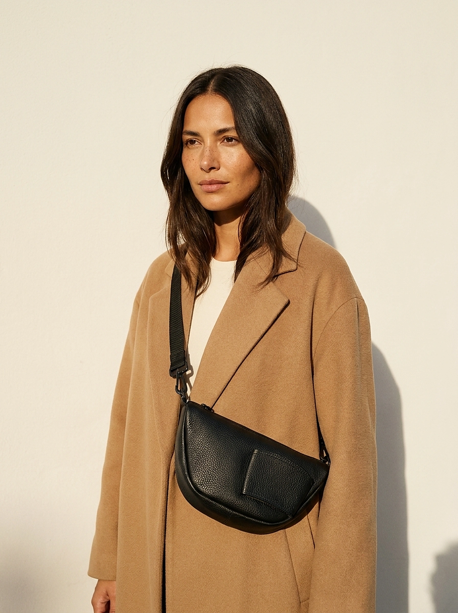 Model seitlich mit MYTEN Halbmond