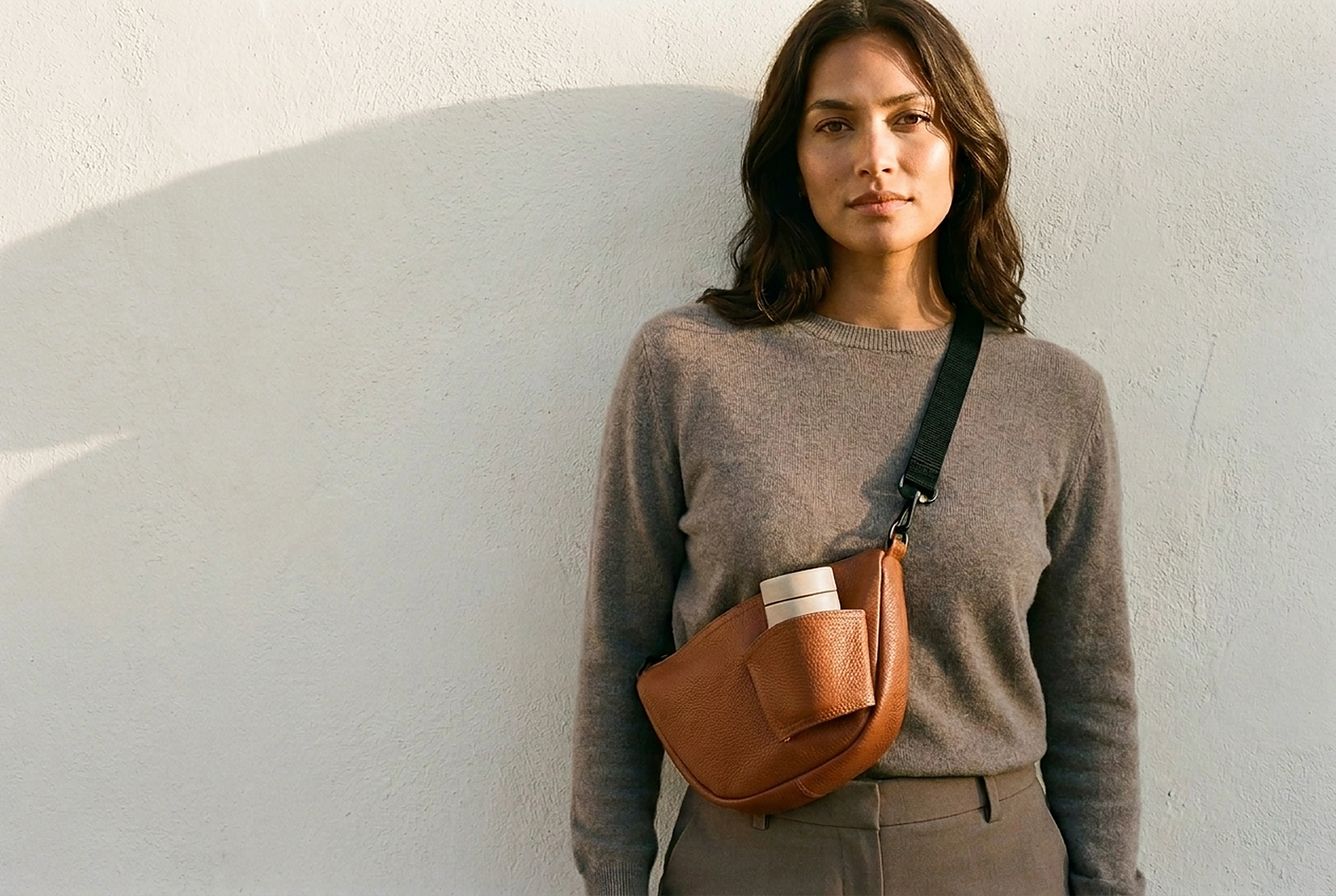 MYTEN — Editorial, die neue Kollektion, Model an warmer Wand