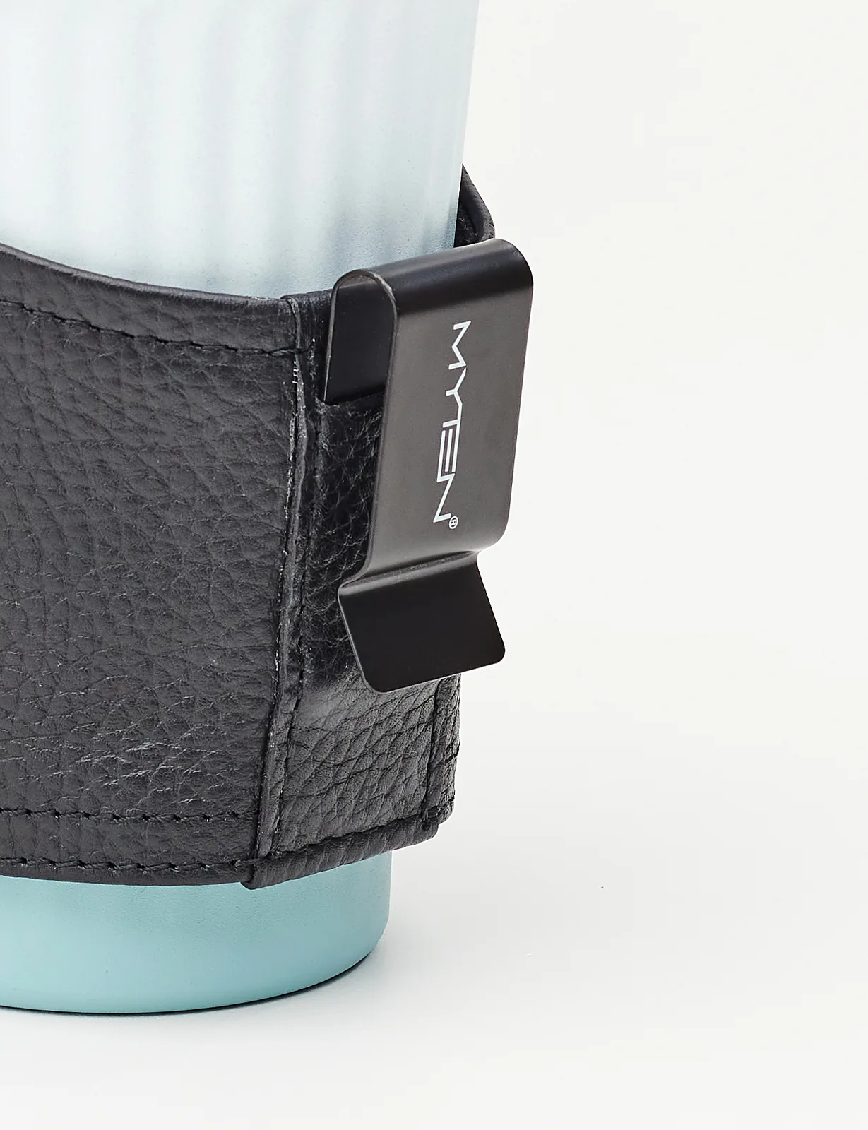 MYTEN CupHolder aus schwarzem Leder am Becher, gefederter Metallclip mit MYTEN-Signet